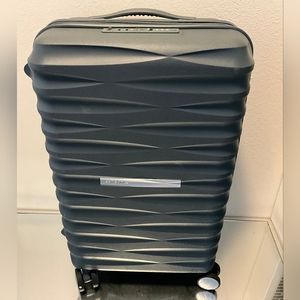 *Like New* Samsonite Voltage DLX Carry On